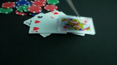 Oynarken ya da poker kartları düşüyor. Düşme yakın poker oyunu kırpma yolu ile siyah arka plan üzerine oyun kartları. Ağır çekim