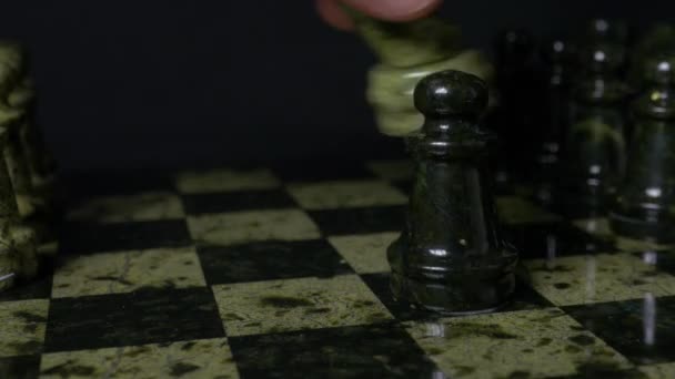 Ghess weißes Pferd besiegt schwarzen Bauern. Selektiver Fokus. Schach, Pferd und Bauer. Details der Schachfigur auf schwarzem Hintergrund. — Stockvideo