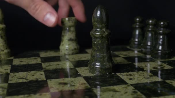 Vita tornet slår svart elefant på schackbrädet. Besegrade schack Rook. Elephant hålla kvinnans hand. Selektivt fokus, närbild. Vintage toning. En rook i schack besegrar elefant. — Stockvideo