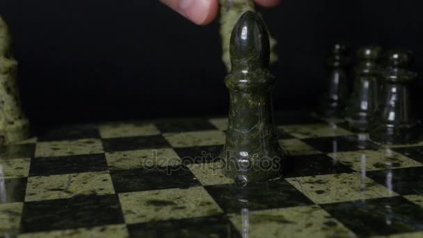 白のルークは、チェス盤に黒象を打ちます。敗北したチェスのルーク。梨花の手を握って象。選択と集中、クローズ アップの写真。ヴィンテージ調色。チェスのルークは、象を敗北させる. — ストック動画