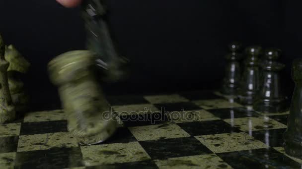 Μαύρη βασίλισσα στο σκάκι ήττες λευκό βράχο. Σκάκι η βασίλισσα κερδίζει νίκη πέρα από το παιχνίδι. Λεπτομέρεια της κομμάτι σκάκι σε μαύρο φόντο. Επιλεκτική foucs — Αρχείο Βίντεο