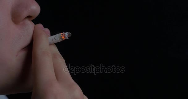 Adam siyah arka plan üzerine Sigara İçilmeyen. Genç adam Sigara İçilmeyen portresi kapatın. Yasaktır. Genç bir adam Sigara — Stok video