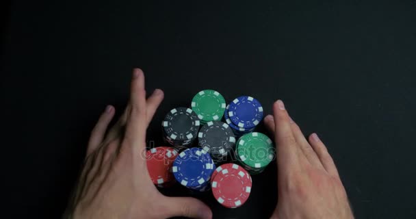 Stos żetonów pokerowych i dwie ręce na stole. Zbliżenie Poker chips w stosy na powierzchni stołu zielonej karty filcu. Żetony do pokera i ręce nad nim na zielony stół. Dealer — Wideo stockowe