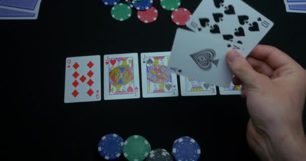 Détail d'une chasse royale sur fond noir. Royal Flush de pique dans le jeu de poker sur un fond noir. Joueur recueilli le Royal Flush sur une table de poker vert contre noir . — Video