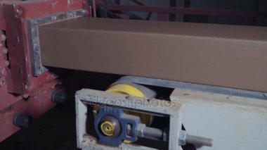 Tuğla üretimi için bitki. Yapı malzemesi ile hazır tuğla, inşaat sanayi üretimi için bitki. Üretim tesisi tuğla. İş akışı, yakın çekim. Birçok tuğla