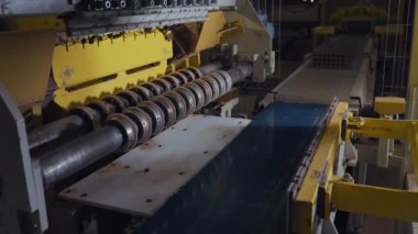 Tuğla üretimi için bitki. Yapı malzemesi ile hazır tuğla, inşaat sanayi üretimi için bitki. Üretim tesisi tuğla. İş akışı, yakın çekim. Birçok tuğla