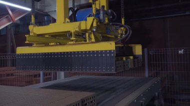 Tuğla üretimi için bitki. Yapı malzemesi ile hazır tuğla, inşaat sanayi üretimi için bitki. Üretim tesisi tuğla. İş akışı, yakın çekim. Birçok tuğla