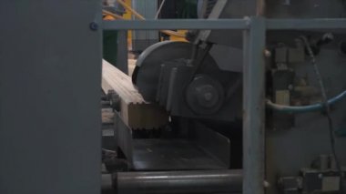 Ahşap bir parça kesti. İnşaat ahşap kulübe. Çam barlar bir köşe aracı açık closeup yardımıyla ölçülür. Bitki inşaat ahşap bar. Ahşap çubukların bağ. Yapıştırıcı uygulamak