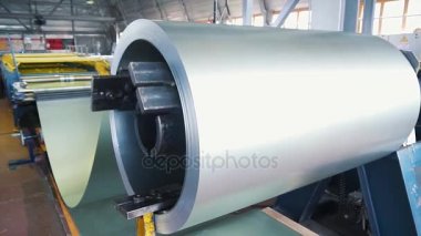 Haddelenmiş çelik. Yığını alır, soğuk haddelenmiş çelik bobinler eylem. Galvanizli çelik sac ve paslı RIM. Soğuk haddelenmiş çelik bobinler. o davul üretiminde metal yaprak döner. Endüstriyel