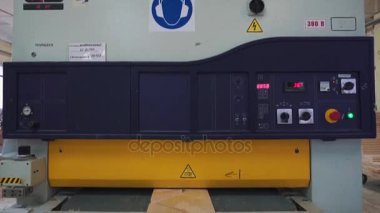 İnşaat ahşap kulübe. Çam barlar bir köşe aracı açık closeup yardımıyla ölçülür. Bitki inşaat ahşap bar. Ahşap çubukların bağ. Bağ için yapıştırıcı uygulamak