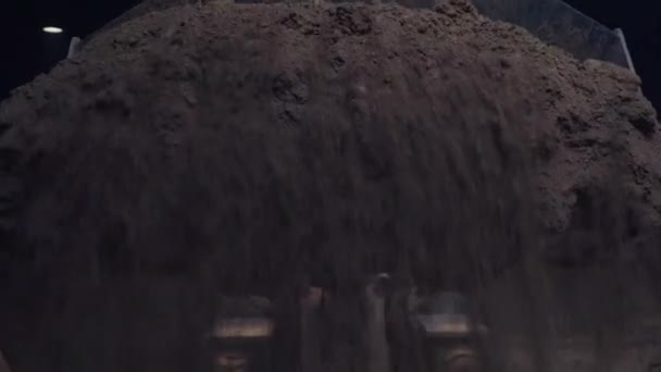 Front end loader dumping stone and sand in a mining quarry. excavator pours the ground. Macro of Dirty Tread of a Digger or Bulldozer. View of a bulldozer. Heavy excavator construction truck — Stock Video