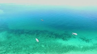 Deniz Hava görünümünü, üstten görünüm, doğa arka plan şaşırtıcı. Su ve güzel parlak renk. Rocky Dağları ve güneşli gün Tayland okyanusun temiz su ile masmavi plaj. Tropikal plaj