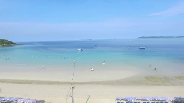 Coppia felice insieme sulla spiaggia. Giovane coppia godendo l'un l'altro su una spiaggia. un ritratto di coppia attraente che ha data sulla spiaggia. Coppia divertirsi in spiaggia . — Video Stock