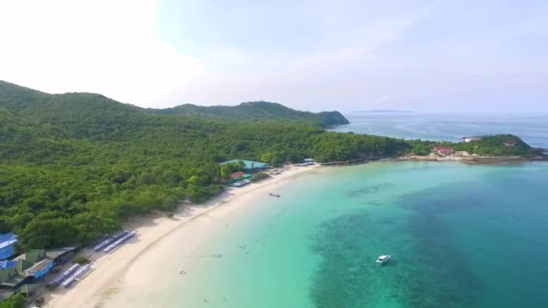 Letecký pohled na skalnatých ostrovů v Andamanském moři, Thajsko. Poda island v Krabi Thajsko. Dlouhá expozice Makua beach, nebo více obyčejně známý jako tunely Beach na ostrově Kauai. — Stock video