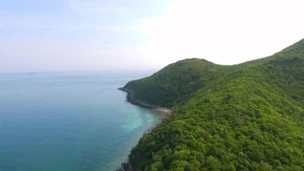 안다만 바다, 태국에 있는 바위 섬의 공중 전망. 이 Poda 크 라비 태국에서 섬입니다. Makua 비치 또는 더 긴 노출 카우아이 섬에 터널 비치로 일반적으로 알려진. — 비디오