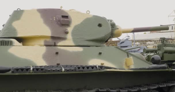 Sowjetischer Mittelpanzer t-34. Panzer von wwii t-34 — Stockvideo