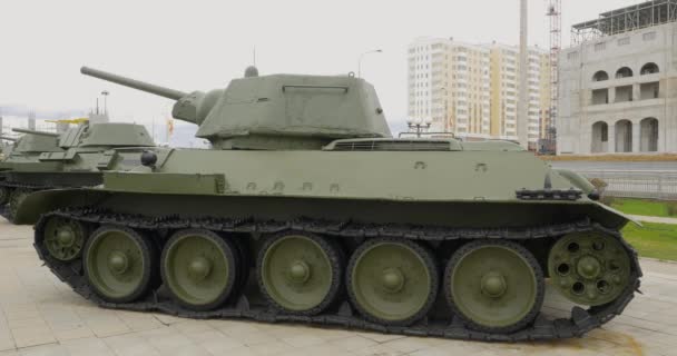 Sowjetischer Mittelpanzer t-34. Panzer von wwii t-34 — Stockvideo