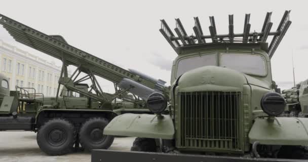 Катюші артилерійські системи. Військової техніки, T-34 танк, катюші артилерійські системи, АСУ 100, танк 2 танк є 3, 57-мм Гаубиця 152-прицільними — стокове відео