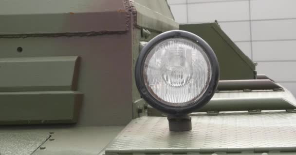 Close-up do farol no tanque WWII. Parte do farol do tanque no fundo da estrutura — Vídeo de Stock