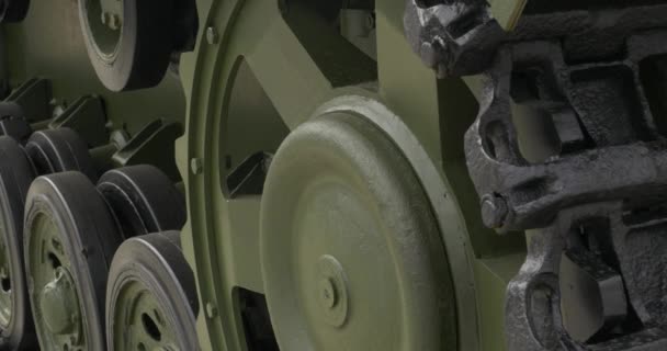 Tanque de oruga primer plano. Oruga oxidada de acero del tanque militar soviético. Antecedentes Vista trasera del tanque t-34 — Vídeos de Stock