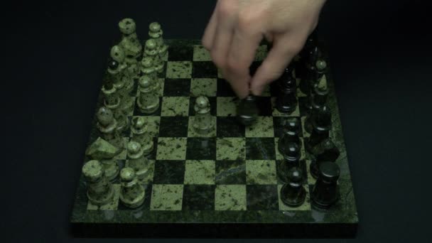 Dos hombres jugando al ajedrez. Juego de ajedrez, ajedrecistas hacen un movimiento el peón blanco y negro hacia adelante — Vídeos de Stock