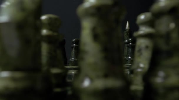 Échiquier avec chiffres, roulement. Vue rapprochée sur l'échiquier. Macro Pièces d'échecs à bord — Video