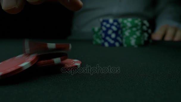 Poker žetony a ruce nad ní na zeleném stole. Blackjack v kasinu, člověk dělá sázku a vloží čip. Poker žetony a dvě ruce na zeleném stole. — Stock video