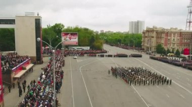 Moskova - ebilmek 09: Kutlama yıldönümü zafer gün ikinci dünya savaşının 9 Mayıs 2017 Moskova, Rusya. Askeri teçhizat, tank ve asker. Askeri parade açık havadan görünümü
