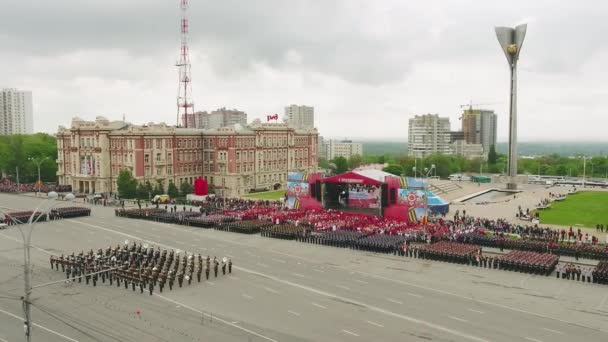 MOSCA - 09 MAGGIO: Celebrazione dell'anniversario della seconda guerra mondiale il 9 maggio 2017 a Mosca, Russia. Attrezzature militari, carri armati e soldati. Veduta aerea sulla parata militare — Video Stock