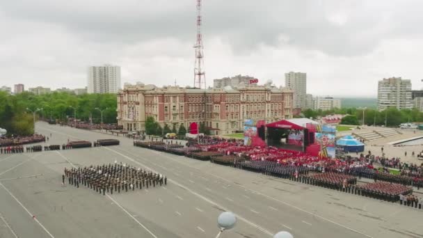 Moskou - 09 mei: Viering van de verjaardag van de overwinning dag Tweede Wereldoorlog op 9 mei 2017 in Moskou, Rusland. Militair materieel, tanks en soldaten. Luchtfoto op militaire parade — Stockvideo