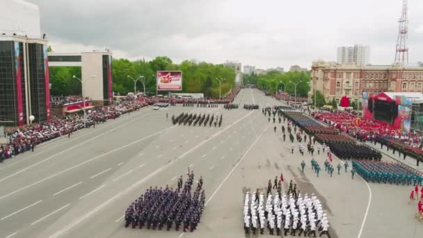 Moskou - 09 mei: Viering van de verjaardag van de overwinning dag Tweede Wereldoorlog op 9 mei 2017 in Moskou, Rusland. Militair materieel, tanks en soldaten. Luchtfoto op militaire parade — Stockvideo