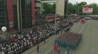 Moskova - ebilmek 09: Kutlama yıldönümü zafer gün ikinci dünya savaşının 9 Mayıs 2017 Moskova, Rusya. Askeri teçhizat, tank ve asker. Askeri parade açık havadan görünümü