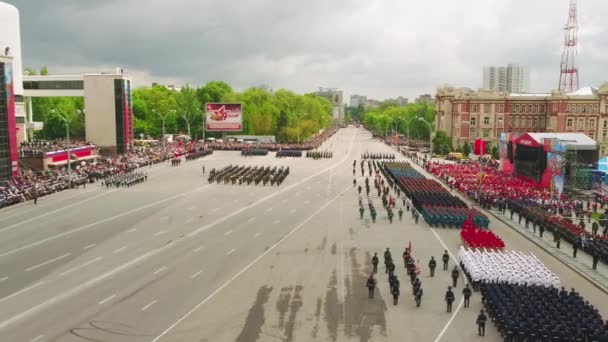모스크바-5 월 9 일: 축 하 승리 일 대전의 기념일의 5 월 9 일, 2017, 모스크바, 러시아. 군사 장비, 탱크 및 군인입니다. 군사 퍼레이드에 공중 보기 — 비디오