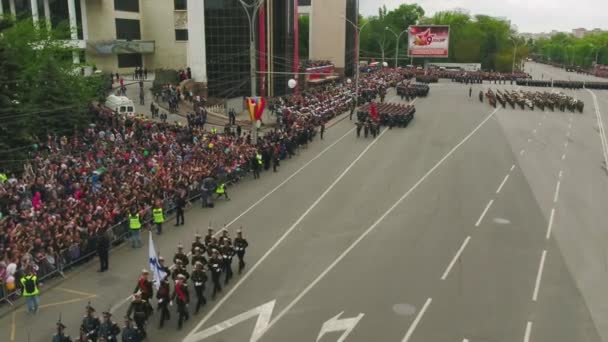 Moskova - ebilmek 09: Kutlama yıldönümü zafer gün ikinci dünya savaşının 9 Mayıs 2017 Moskova, Rusya. Askeri teçhizat, tank ve asker. Askeri parade açık havadan görünümü — Stok video