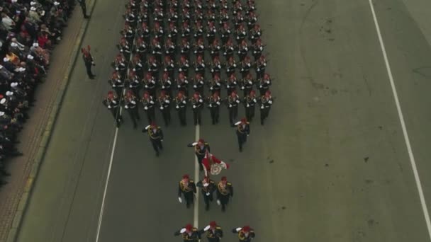 МОСКВА - 9 мая: Празднование юбилея Победы 9 мая 2017 года в Москве, Россия. Военная техника, танки и солдаты. Вид с воздуха на военный парад — стоковое видео