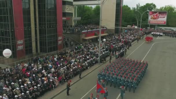 MOSCÚ - 09 DE MAYO: Celebración del aniversario del Día de la Victoria Segunda Guerra Mundial el 9 de mayo de 2017 en Moscú, Rusia. Equipamiento militar, tanques y soldados. Vista aérea del desfile militar — Vídeo de stock