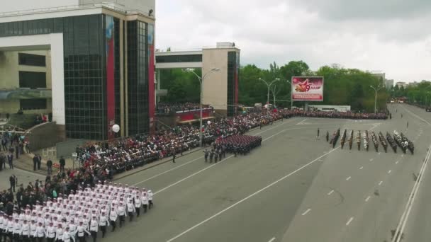 Moskou - 09 mei: Viering van de verjaardag van de overwinning dag Tweede Wereldoorlog op 9 mei 2017 in Moskou, Rusland. Militair materieel, tanks en soldaten. Luchtfoto op militaire parade — Stockvideo