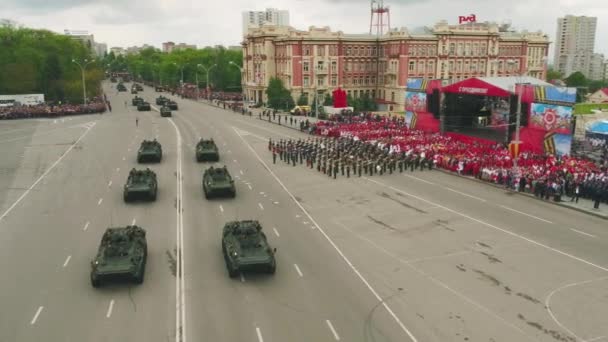 MOSCÚ - 09 DE MAYO: Celebración del aniversario del Día de la Victoria Segunda Guerra Mundial el 9 de mayo de 2017 en Moscú, Rusia. Equipamiento militar, tanques y soldados. Vista aérea del desfile militar — Vídeos de Stock