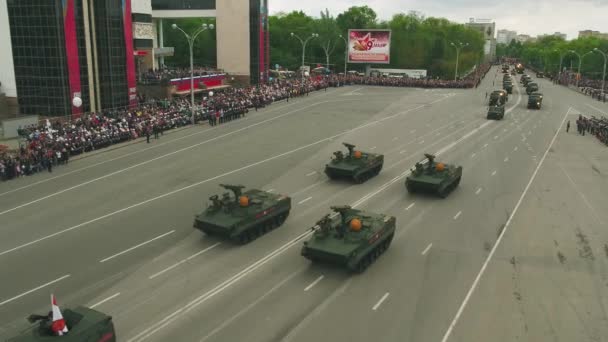 Μόσχα - 09 Μαΐου: Εορτασμό της επετείου του Wwii ημέρα νίκης στις 9 Μαΐου 2017 στη Μόσχα, Ρωσία. Στρατιωτικό εξοπλισμό, δεξαμενές και στρατιώτες. Εναέρια άποψη στην στρατιωτική παρέλαση — Αρχείο Βίντεο