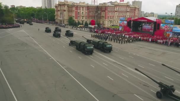 MOSCOW - MAIO 09: Celebração do aniversário do Dia da Vitória Segunda Guerra Mundial no dia 9 de maio de 2017 em Moscou, Rússia. Equipamento militar, tanques e soldados. Vista aérea no desfile militar — Vídeo de Stock