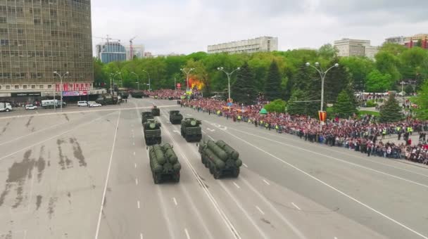 МОСКВА - 9 мая: Празднование юбилея Победы 9 мая 2017 года в Москве, Россия. Военная техника, танки и солдаты. Вид с воздуха на военный парад — стоковое видео