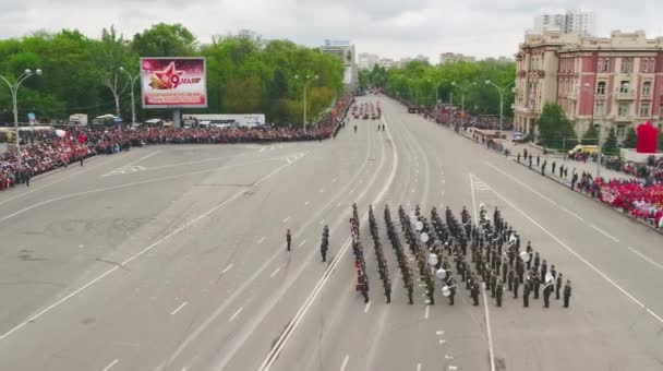 Moskwa - maj 09: Obchody rocznicy II wojny światowej dzień zwycięstwa na 9 maja 2017 roku w Moskwie. Sprzęt wojskowy, czołgów i żołnierzy. Widok z lotu ptaka na paradzie wojskowej — Wideo stockowe