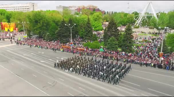 Moskva - Květen 09: Oslava výročí druhé světové války den vítězství na 9 května 2017 v Moskvě, Rusko. Vojenské vybavení, tanky a vojáci. Letecký pohled na vojenské přehlídce — Stock video