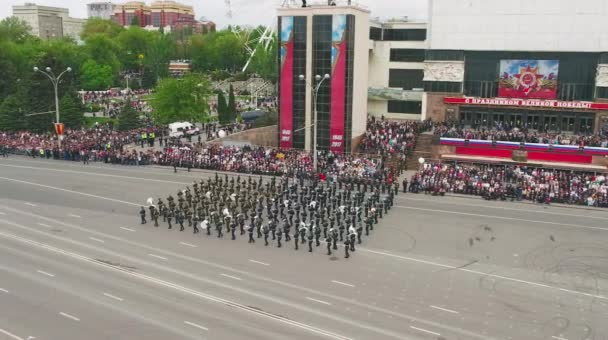 Москва - мая 09: Святкування річниці Другої світової війни День перемоги на 9 травня 2017 року в Москві. Військової техніки, танками і солдати. Пташиного польоту на військовому параді — стокове відео