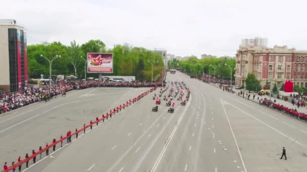 모스크바-5 월 9 일: 축 하 승리 일 대전의 기념일의 5 월 9 일, 2017, 모스크바, 러시아. 군사 장비, 탱크 및 군인입니다. 군사 퍼레이드에 공중 보기 — 비디오