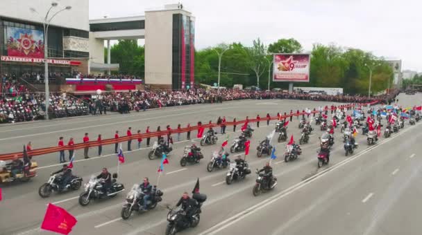 MOSCOU - 09 MAI : Célébration de l'anniversaire de la Seconde Guerre mondiale le 9 mai 2017 à Moscou, Russie. Matériel militaire, chars et soldats. Vue aérienne sur le défilé militaire — Video