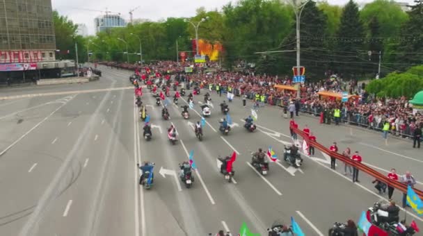 MOSCÚ - 09 DE MAYO: Celebración del aniversario del Día de la Victoria Segunda Guerra Mundial el 9 de mayo de 2017 en Moscú, Rusia. Equipamiento militar, tanques y soldados. Vista aérea del desfile militar — Vídeo de stock