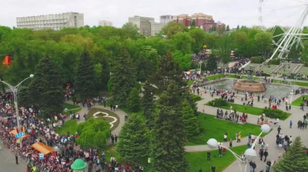 MOSCÚ - 09 DE MAYO: Celebración del aniversario del Día de la Victoria Segunda Guerra Mundial el 9 de mayo de 2017 en Moscú, Rusia. Equipamiento militar, tanques y soldados. Vista aérea del desfile militar — Vídeo de stock