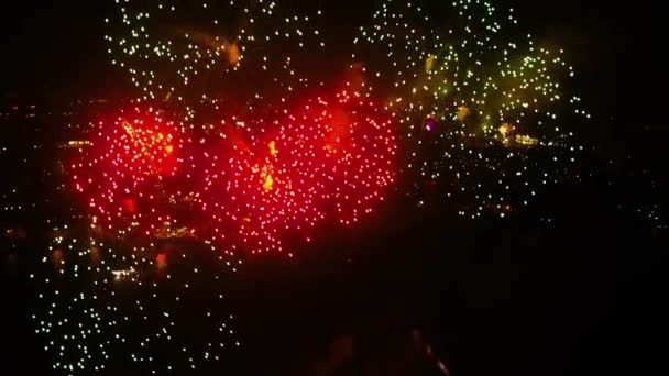 Vista aérea na bela exibição de fogos de artifício no céu noturno. Vista do céu em fogos de artifício Grand — Vídeo de Stock