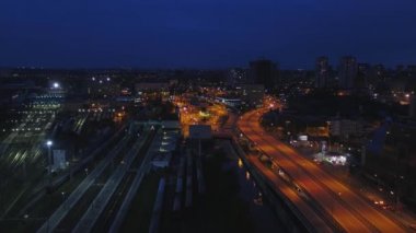 Gece trafik hareketi Moskova Merkezi, hava kentsel görünümünü. Moskova şehir manzarası, gece Üstten Görünüm